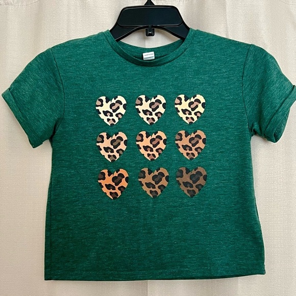 SHEIN Other - SHEIN Girls Green Leopard Heart Graphic Tee Size 6Y